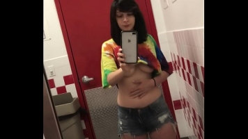 Ejaculeaza pe gaozul ei dupa ce se fut in toaleta unui fast-food